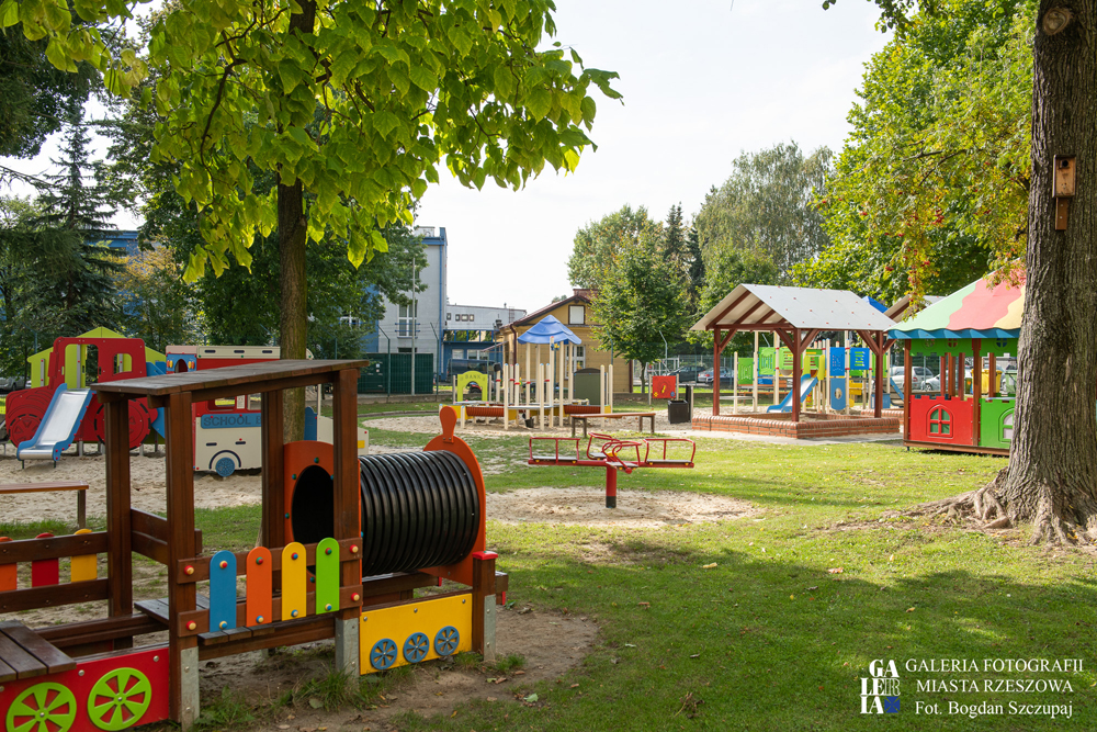 Plac zabaw przy budynku Przedszkola Publicznego nr 23